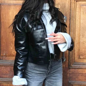  - Skinn/läder snakeprint jacka från Gina. Som ny!! GRATIS frakt