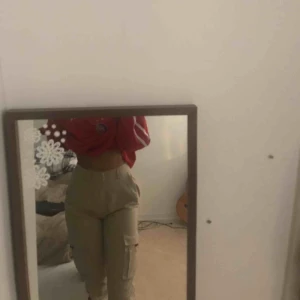 Byxor - Oanvända cargo byxor som sitter jätte fint i midjan och över rumpan. Kan skicka fler bilder privat om det behövs. Säljer pågrund av att dom är för korta.
