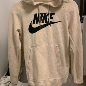  - En väldigt skön Bege Nike hoodie, med ett svart Nike märke över brösten  Köppt för 700kr på JD men säljer för 150kr  