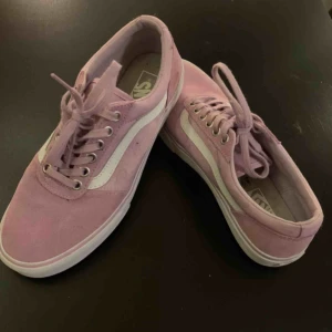  - Helt nya Vans. Säljer då dem är lite för stora för mig (jag har strl 36,5). Dem är i mocka + tyg och har en jättefin pastell-lila färg.   Frakt ca 50kr / kan mötas i Norrköping
