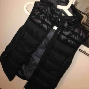  - En väst storlek 34 men tycker den är mer som 36. Kan skickas mot betalning.