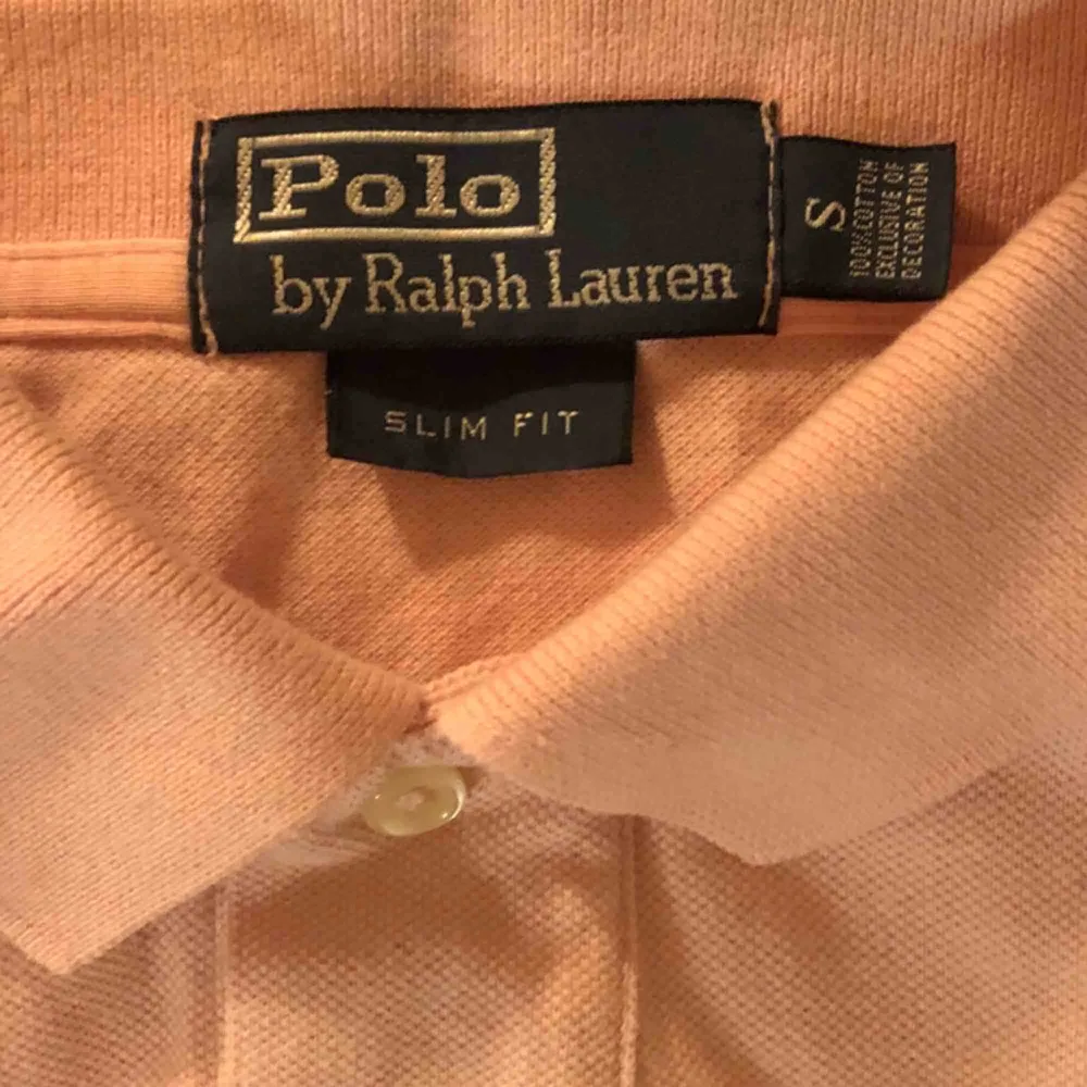 Polo Ralph Lauren pikéer, 150 kr styck, storlek S i samtliga. Färger: rosa, blå, grön.. T-shirts.