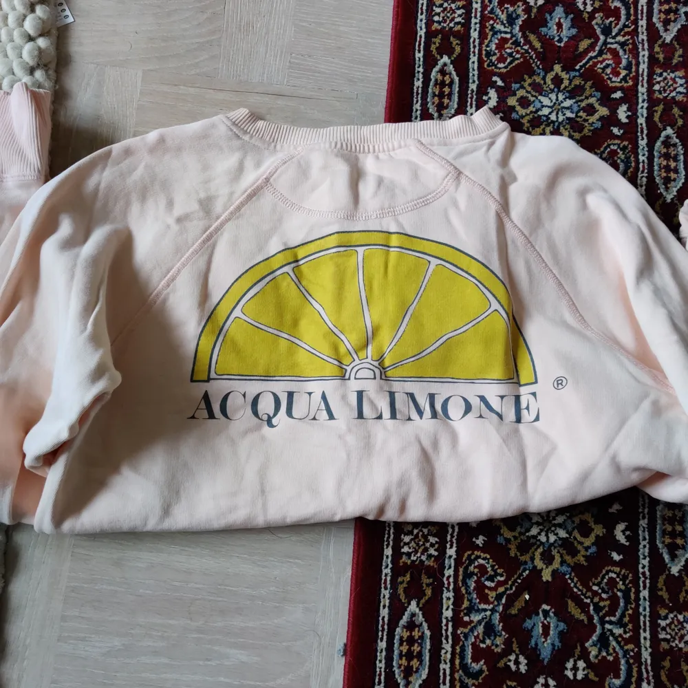 Ljusrosa sweatshirt från acqua limone. Tröjor & Koftor.