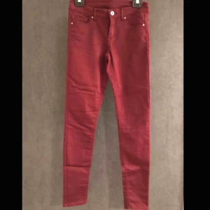  - Vinröda byxor i lite stretch. Använda ett fåtal gånger. 