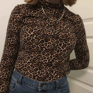 - Leopardmönstrad polotröja från Monki. Knappt använd. Jag kan mötas upp annars står köparen för frakt!