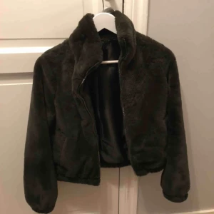  - Jätte skön och gosig jacka med dragkedja. Mycket varm. Knapp använd, säljes på grund av för liten