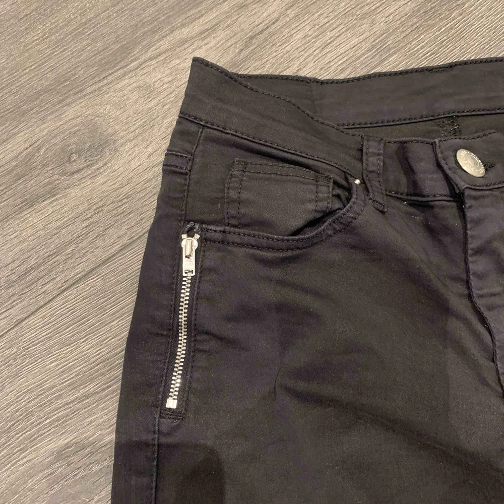 Svarta byxor med dragkedja upp till som detalj. 30kr+ frakt . Jeans & Byxor.