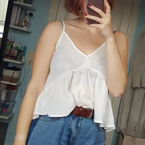  - Kort tunnt linne med smala axelband