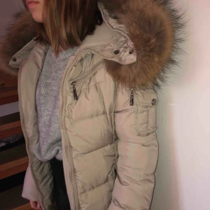 - Beige Hollies jacka. Bra skick. 