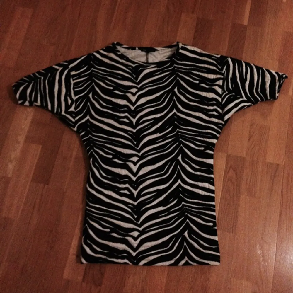 Black white stripe dress in cotton, slim cut- none- stretch. 
Size 34-36. Only wear three times.
Bought in Mango 2014 earlier Spring/summer collection.
Good for daily wear, Fika. With black legging and high heels can turns to party outfit for night, or folding the bottom to shorter size + jeans 
Why I am selling? Too small for me. ;( 

Very new. Text me if you are interested.

Thanks! G

. Klänningar.