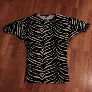  - Black white stripe dress in cotton, slim cut- none- stretch. 
Size 34-36. Only wear three times.
Bought in Mango 2014 earlier Spring/summer collection.
Good for daily wear, Fika. With black legging and high heels can turns to party outfit for night, or folding the bottom to shorter size + jeans 
Why I am selling? Too small for me. ;( 

Very new. Text me if you are interested.

Thanks! G

