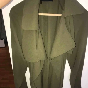  - Fin grön trenchcoat från bikbok nästan ny använd 3 gånger 