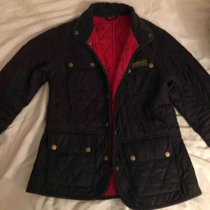  - Barbour jacka, väl använd, men mycket bra skick! Storlek 38, men skulle säga att den passar 36-38. Nypris ca- 2000kr. Kan mötas upp i Karlskrona eller fraktas (köparen står för frakten)