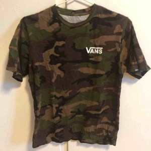  - Vans T-shirt i camo, tryck på bröst och rygg. Barnstorlek L, passar en Small vuxen 