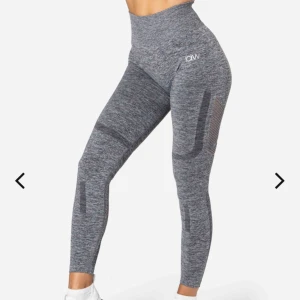  - Säljer ett par oanvända tights från Icaniwill.  Seamless, högmidjade med mesh hål på baksidan. Storlek S, nypris 699kr. 