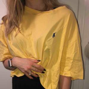 oversized gul cropped Ralph Lauren, köpt i England, passar både dam och herr, frakt tillkommer☺️