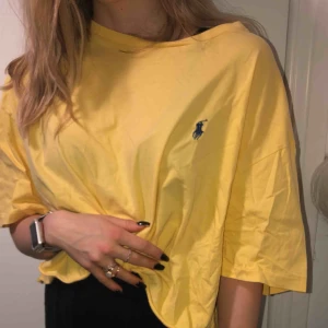  - oversized gul cropped Ralph Lauren, köpt i England, passar både dam och herr, frakt tillkommer☺️