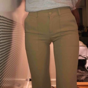  - 70-tals kostymbyxor från Mango! det är typ bootcut modell , tajta utsvängda💁🏻‍♀️Dom var helvetes långa när jag köpte dom så jag sydde upp dom, så om du är 170 ish kommer de va Perfekta🤝👏🏼