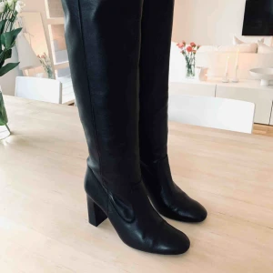  - Superfina stövletter i genomgående mjukt skinn i storlek 37. Skaftet uppgår till knähöjd. Klack mäter ca 9 cm. Använda vid ett tillfälle men inget som syns så definitivt i nyskick. Ord pris 1799 kr.