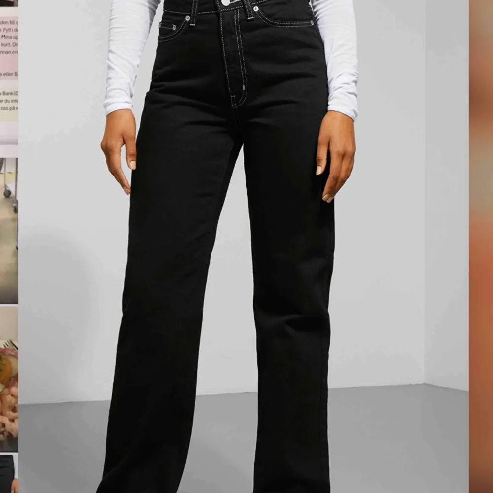 Säljer min svarta byxor med vita sömmar i modellen row från weekday, använda ett fåtal gånger, säljer dem pågrund av att dem är för små! STOLEK 25/32  (köparen står för frakt) nytt pris 500kr . Jeans & Byxor.