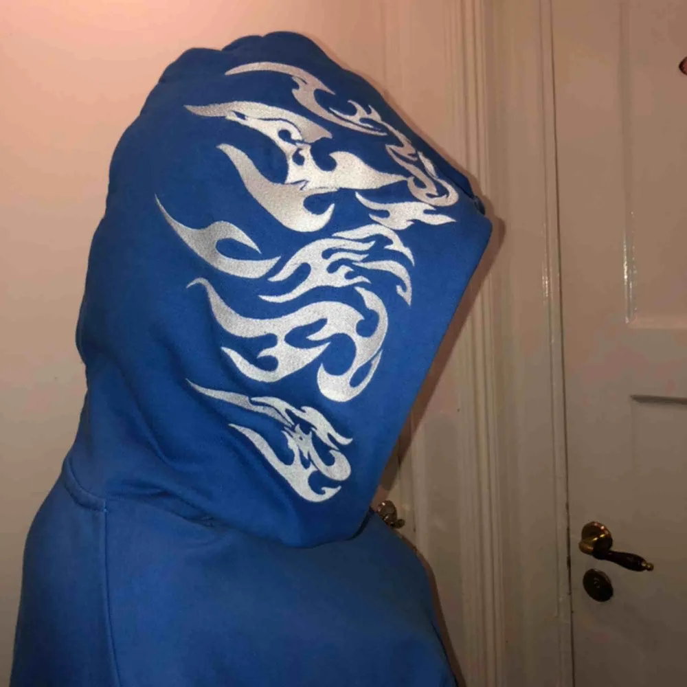 Cool blå hoodie från junkyard med mysig luva! Säljer en massa höstiga plagg kolla in min sida!! Kan mötas och frakta!. Hoodies.