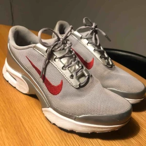  - Nike air i silver/metallic  Knappt använda. Väldigt fint skick! Storlek 38,5 