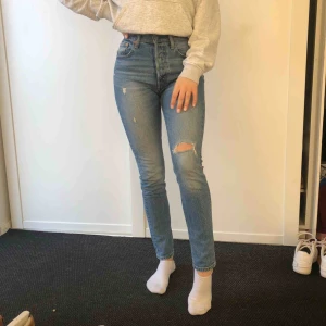  - En slim 501 från Levis med en blue wash. Säljer dem då jag ej använder dem. Jag är en storlek 36/S i alla kläder vanligtvis och är 177cm lång så passform kan variera. Hör gärna av dig om du har frågor! 🥰