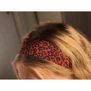  - Jag säljer handsydda unika hårband. Jag har 16 olika tyger och i nacken kan man välja mellan antingen svart eller vitt resårband. -45 kr st (+9 kr frakt) 😊