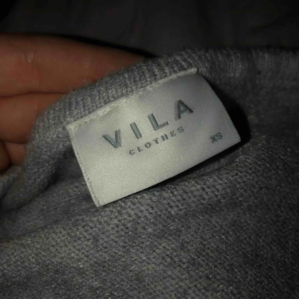 Säljer en grå ”stickad” tröja från vila. Strl Xs. Stickat.