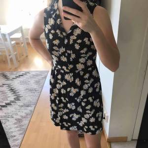  - Söt blommig klänning med krage och en liten öppning i ryggen. Den har använts lite och är i fint skick! 