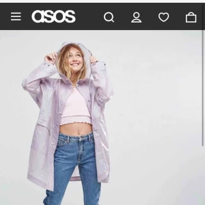  - Skit snygg lila transparent regnkappa köpt på monki men har funnits på  asos också, den är slutsåld på båda ställena. Hmu vid intresse eller om ni vill ha bilder på hur jackan sitter på mig!:) ord pris va 600kr