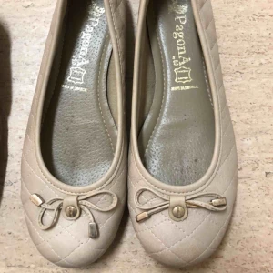  - 🌟 Ljusa nude färgade ballerina med rosett detalj i storlek 37. Färg: Beige/Nude. Kan mötas upp i Helsingborg eller skickas mot en fraktkostnad 📮 