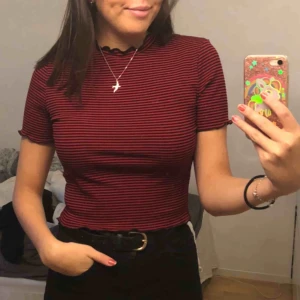  - Fin rödsvart randig tröja från zara. Köptes för två år sedan för ca 100kr, knappt använd sedan dess. Köparen står för frakt.💓