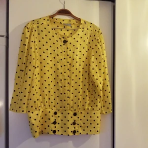  - Jättefin 80-talsblus som är tight i nederkant och luftig i övrigt