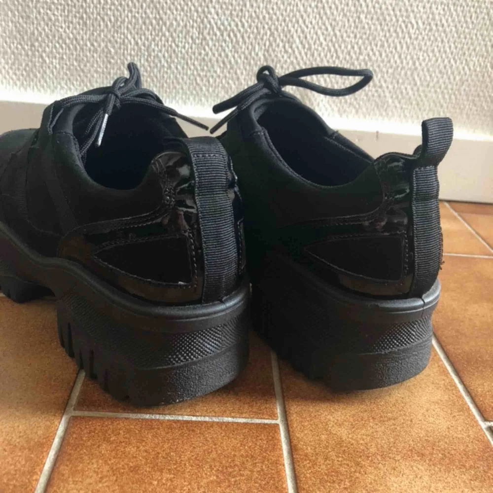 Coola svarta grova sneakers/platforms från asos✨ Använda ute 1 gång och är i princip i nyskick🌸. Skor.