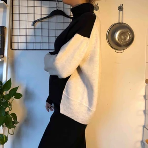  - En vid, stickad tröja i ull med polokrage, från HM STUDIO (STUDIO COLLECTION/PREMIUM QUALITY). Tjejen på bilden är 165 cm. Använd 2 gånger!:)) Nypris låg på 800kr, släpper för 400 +frakt! Kan annars mötas upp i Lund