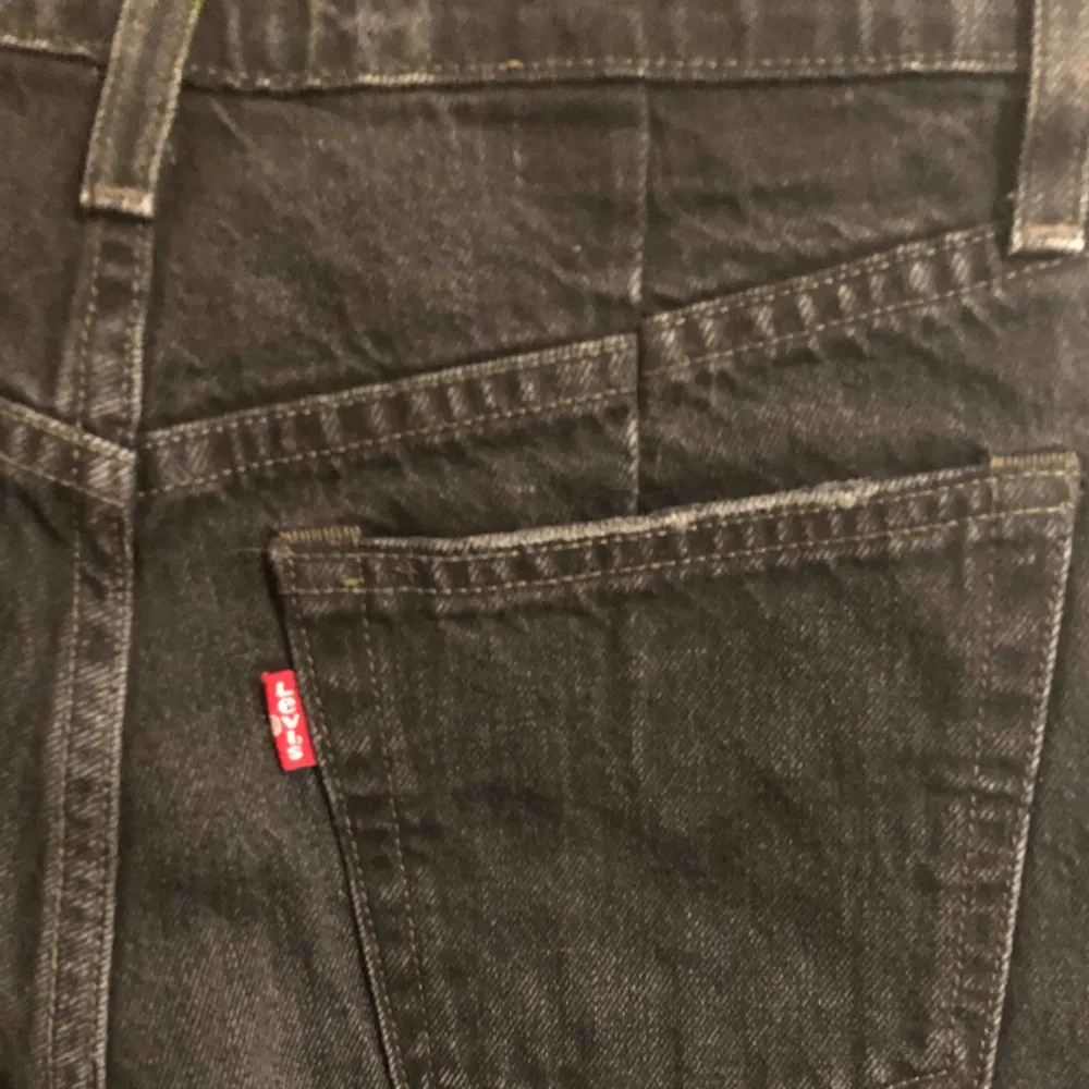 Jättefina, nästan oanvända jeans från Levis. Straight, cropped fit! Stl 25 i midjan. 200 kr+ frakt eller mötas i Stockholm. Nypris 1200kr.. Jeans & Byxor.