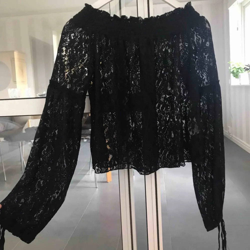 En off shoulder blus i spets i storlek 36.  Snörning vid ärmarna.  . Blusar.