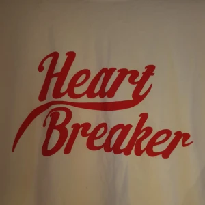  - Vit t-shirt, med texten heart breaker, storlek S. Möts upp i Borås eller fraktas för 36:- 