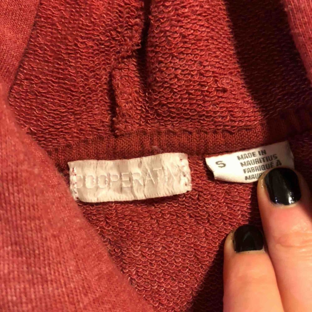 Croppad röd hoodie köpt från Urban outfitters. Använd fåtal ggr och är i nyskick.. Huvtröjor & Träningströjor.