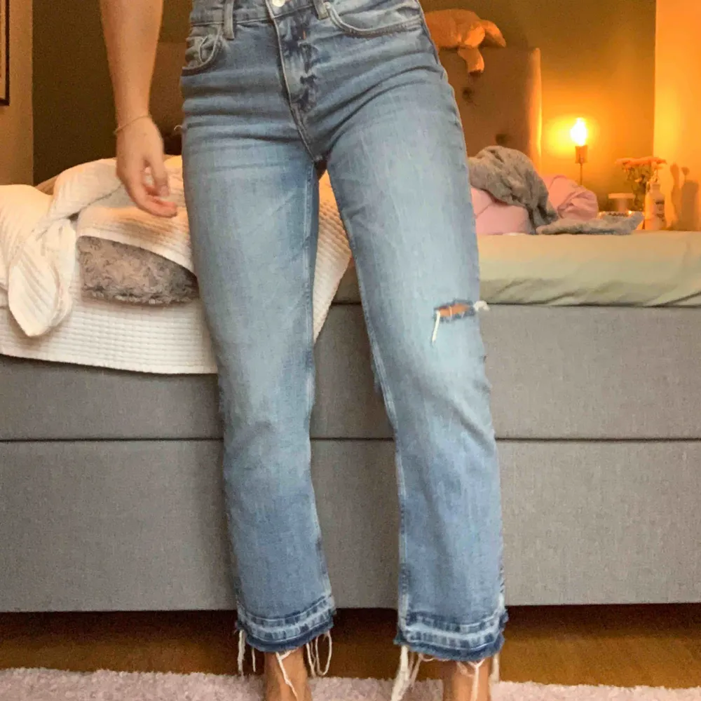 ett par jeans från Zara som är utsvängda nere vid ankeln, väldigt fina men används inte längre. Köpare står för frakt!!!. Jeans & Byxor.