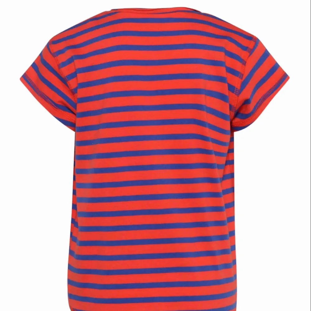 Helt ny t-shirt från Zadig et Voltaire. Aldrig använd eller testad. ( barnstorlek 176cm) motsvarar en normal storlek S. Snyggt tryck och skönt material.  . T-shirts.