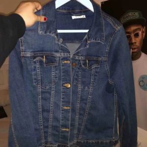  - En helt vanlig blå jeansjacka, som är lite oversized ( najjsssss) är inte helt säker på storlek men kan gissa på M/L. Passar från S-L beroende på hur du vill att den ska sitta. Skick 8,5/10! Möts gärna upp men fraktar även!! 