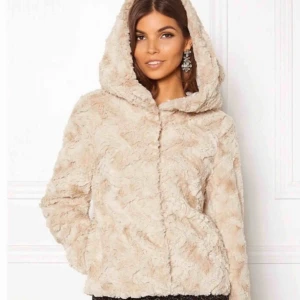  - Super fin och mysig jacka som knappt är använd vid intresse så kan jag skicka mer bilder  Köparen står för frakt 