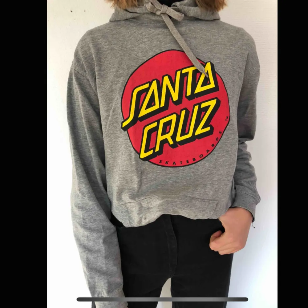 Cool och mycket bekväm Santa Cruz hoodie!! Köpt för 600kr. Köparen står för frakten💞. Tröjor & Koftor.