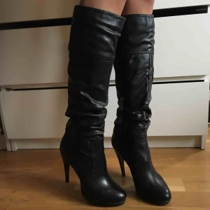  - Knähöga stövlar med plattå 2cm