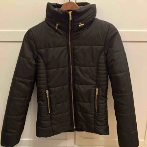  - Jacka från ONLY. Köpt förra året. Har inte använt den dock. Hängt i garderoben. Så den är i nyskick.  Kragen där guld dragkedjan är så kan man ta fram en luva :)  Skickar där ni står för frakt. Finns i Märsta.
