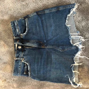  - Jeanskjol från GinaTricot. Jättebra skick men har tyvärr blivit för liten för mig :( 