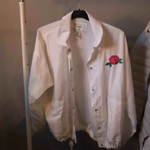 - En vindjacka från forever 21. Köpt för några år sen men knappt använd. 