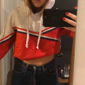  - Croppad hoodie, fett najs modell tyvärr inte min stil